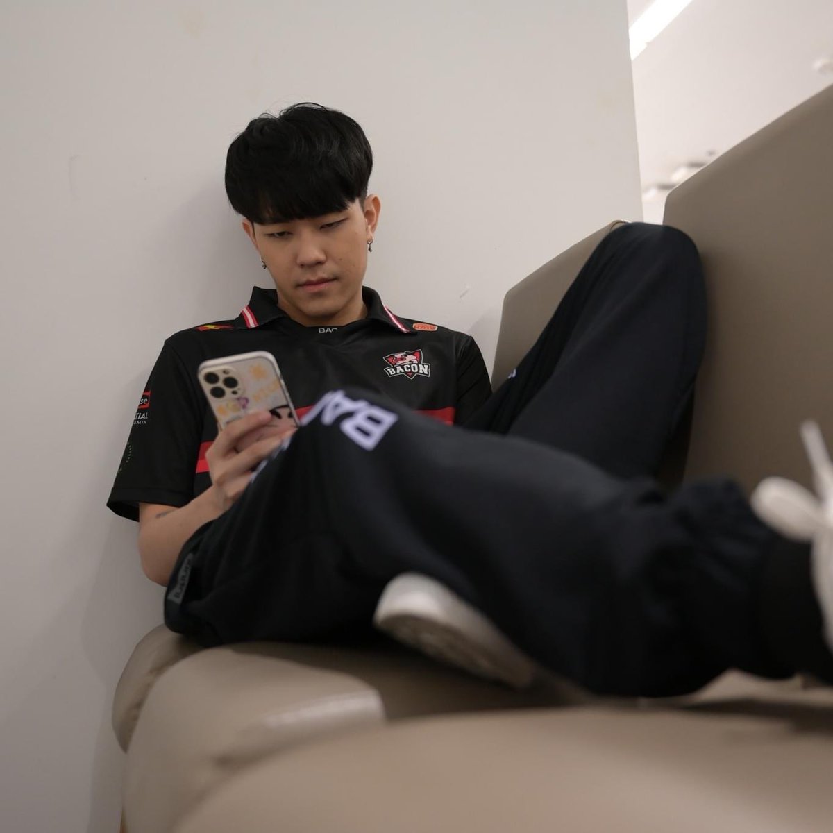 bacontimes's tweet photo. ระหว่างรอแข่ง รับบทนายแบบจำเป็น 😛
#ทีมBaconTime #APL2023 #Moowan #Kimsenseiชอบกินแตงโม #TaoXอมยิ้มบอย #AlmondP #MarkKyไม่ง่วงเลย https://t.co/Y2hs0XGJok