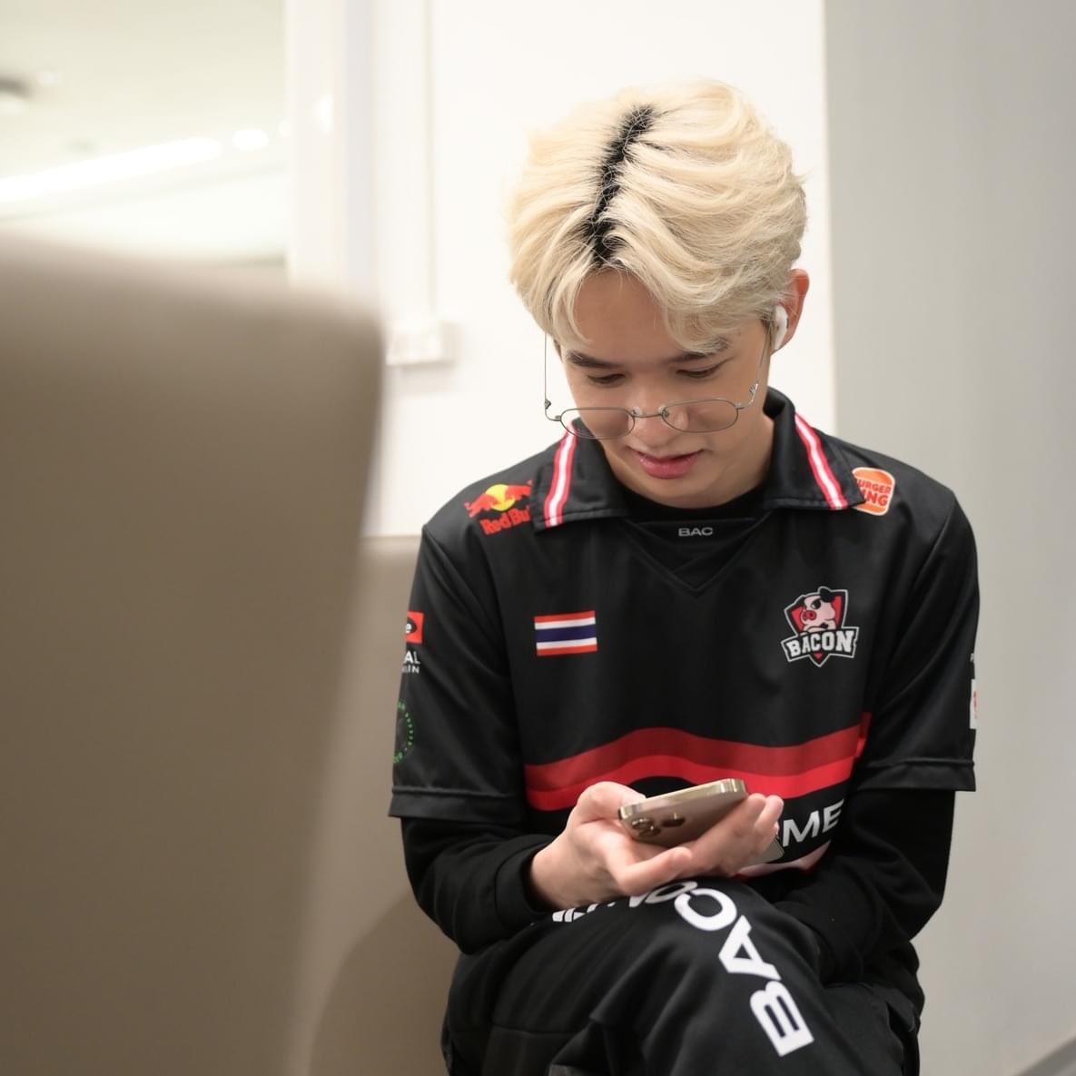 bacontimes's tweet photo. ระหว่างรอแข่ง รับบทนายแบบจำเป็น 😛
#ทีมBaconTime #APL2023 #Moowan #Kimsenseiชอบกินแตงโม #TaoXอมยิ้มบอย #AlmondP #MarkKyไม่ง่วงเลย https://t.co/Y2hs0XGJok