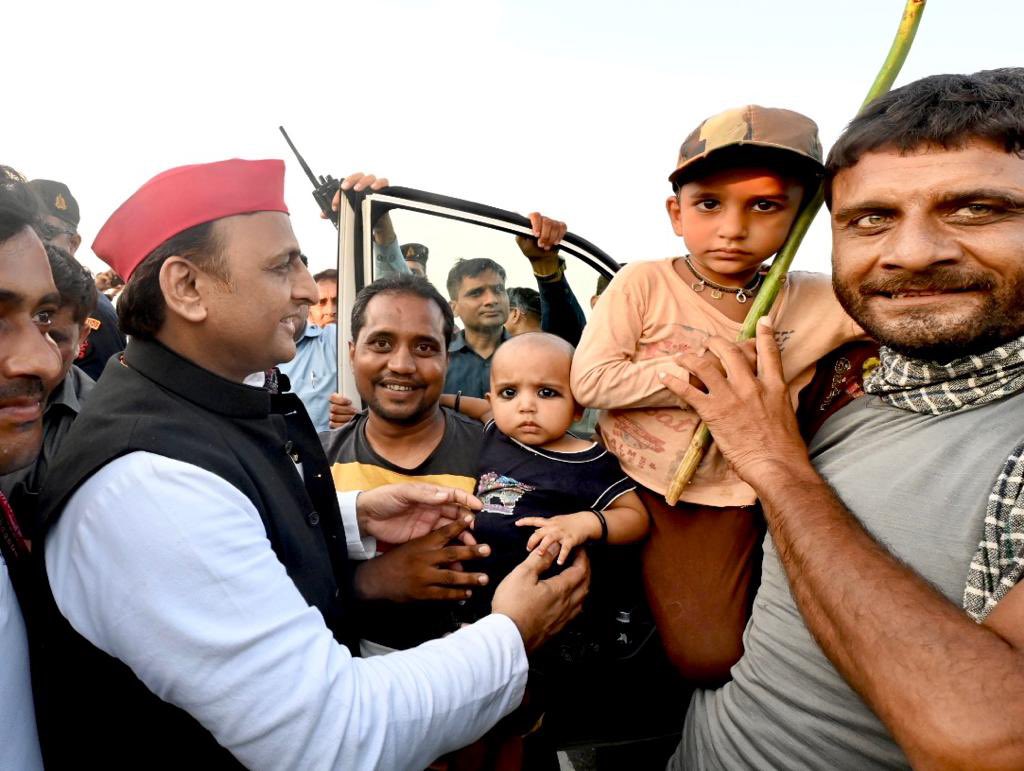 yadavakhilesh tweet picture