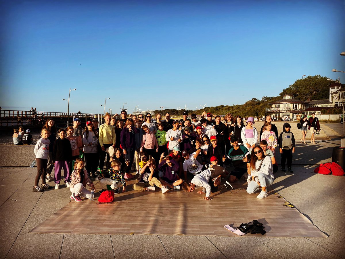 KlukaDamian's tweet image. Kiedy czujesz, że to co robisz od zawsze ma sens 🫶❤️🔥😀
#streetflow #streetcamp2023 #family #streetdancers #breaking #hiphopdance #bboys #bgirls
