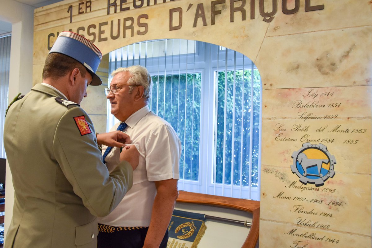 1RCA_canjuers's tweet image. #RéserveTerre Le #1erRCA a accueilli hier un nouveau réserviste citoyen. M. Chilini, maire de #Figanières, rejoint nos rangs au grade honorifique de chef d'escadrons. La reserve citoyenne permet de développer le lien #ArméesNation et l'#EspritDéfense. Bienvenue, mon commandant !