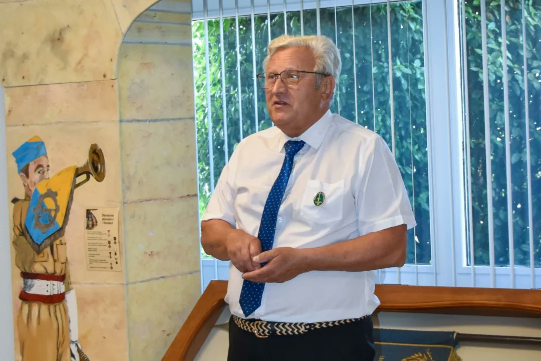 1RCA_canjuers's tweet image. #RéserveTerre Le #1erRCA a accueilli hier un nouveau réserviste citoyen. M. Chilini, maire de #Figanières, rejoint nos rangs au grade honorifique de chef d'escadrons. La reserve citoyenne permet de développer le lien #ArméesNation et l'#EspritDéfense. Bienvenue, mon commandant !