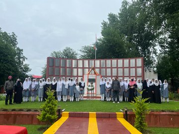 RaziyaBegam15's tweet photo. 🇮🇳 Sharing the joy of learning &amp; patriotism on #KargilVijayDiwas #DaggerGunners organized a remarkable visit for GHS School students, honoring our brave soldiers legacy. Together, let's keep the spirit of sacrifice alive! #JammuAndKashmir #SaturdayVibes #beaitiful #Smile https://t.co/o9vQiA97Qx