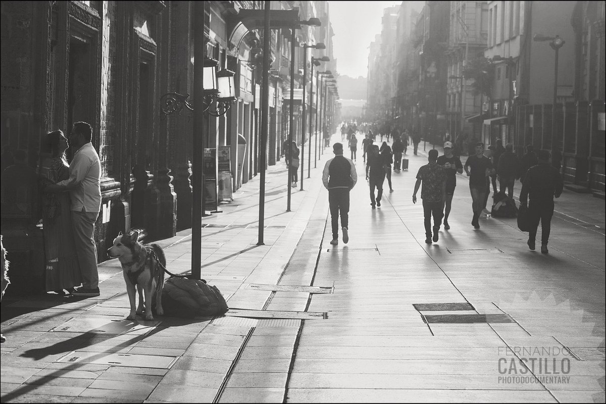 “El Beso” Una mañana por la calles del #CentroHistoricoCdmx #lensculture #blackandwhite #streetphotography #bw