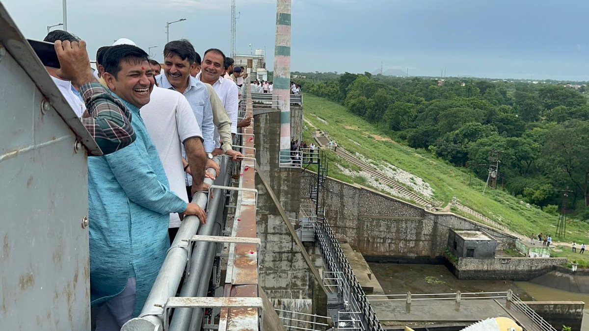 pravinmalibjp's tweet photo. ઊતર્યા દેવો આભથી, ચારે બાજુ વાસ,
ઝરણે ઝરણે ઝાંઝર પહેરે, ઇ તો આપણી લોકમાતા બનાસ.

 સમસ્ત બનાસ પંથકમાં સારા વરસાદને પગલે, આજે જ્યારે બનાસ નદી બંને કાંઠે વહી રહી છે. જેને પગલે બનાસ ડેમ છલકાઇ જતાં, માનનીય અધ્યક્ષ શ્રી @ChaudhryShankar  જીની ગરિમામય ઉપસ્થિતિમાં ડેમની એક બારી ખોલવામાં આવી, ત્યારે સમસ્ત પંથકમાં ખુશીની લહેર છવાઈ ગઈ છે.

#Deesa #Banaskantha #Gujarat #Water #Banas #river #Waterfall #Village