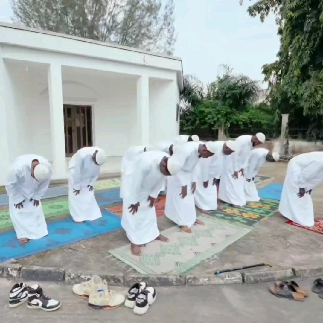 MuhdYahyaFodio's tweet photo. Dear @Davido

We, the Muslim Umma, are writing this note to express our deep concern and disappointment over your recent song that features Islamic sacred practices. The depiction of people praying salat in your music video has caused great disturbance and offense...

1/3
👇👇 https://t.co/AoO7wgswIZ