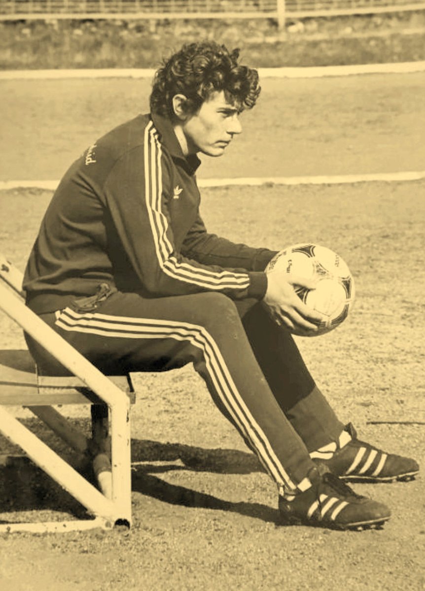 HemerotecaRMCF's tweet photo. Hoy cumple 60 años la única persona que cuando entraba y se paraba en el área, hacia enmudecer el Bernabéu: Don Emilio Butragueño. https://t.co/mZCbNnNlGt