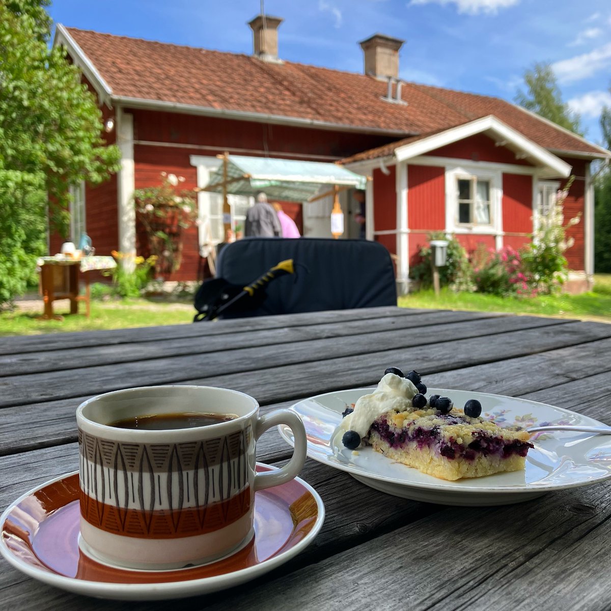Kaffe och blåbärskaka vid Nässelsta kvarn. Nästan sommar igen.