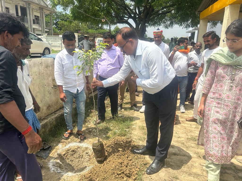 DmAmethi's tweet photo. आज वृहद वृक्षारोपण महाअभियान- 2023 के अन्तर्गत पौधरोपण कर पर्यावरण संरक्षण का संदेश दिया एवं समस्त जनपदवासियों से एक पौधा अनिवार्य रूप से लगाने की अपील किया। #वृक्षारोपण_2023 https://t.co/ZuMKj9Txfp