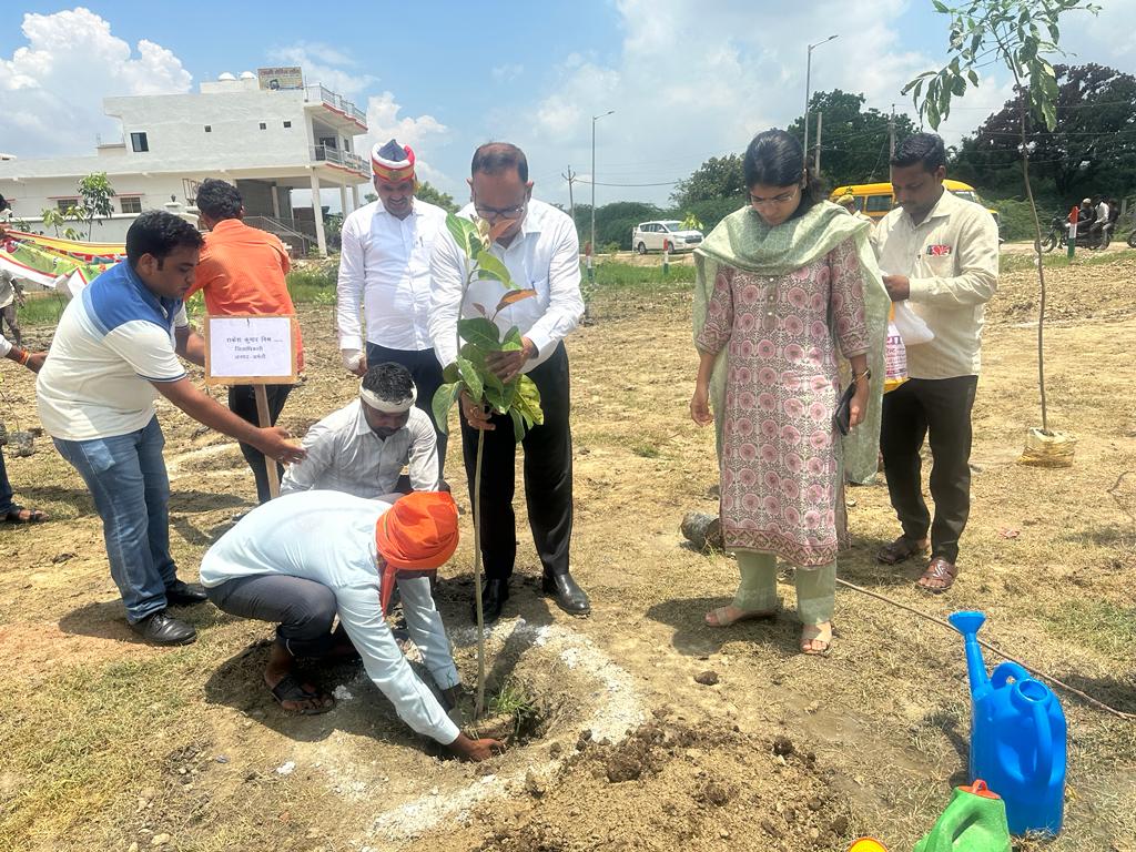 DmAmethi's tweet photo. आज वृहद वृक्षारोपण महाअभियान- 2023 के अन्तर्गत पौधरोपण कर पर्यावरण संरक्षण का संदेश दिया एवं समस्त जनपदवासियों से एक पौधा अनिवार्य रूप से लगाने की अपील किया। #वृक्षारोपण_2023 https://t.co/ZuMKj9Txfp