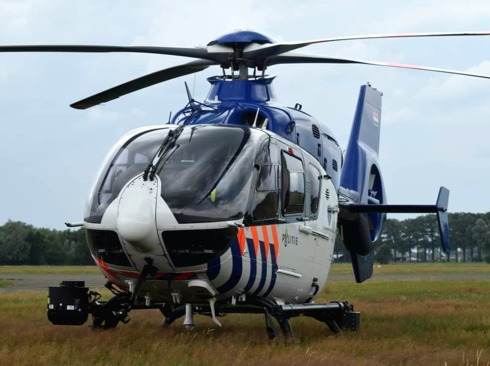 joshua_josprijs's tweet photo. De bemanning van de #police03 heeft vanmiddag getankt en een hapje gegeten bij de Takeoff op #AirportTeuge .
En hartelijk dank , voor de mooie foto !! 
@DePolitieheli https://t.co/p2Tae1c1sH