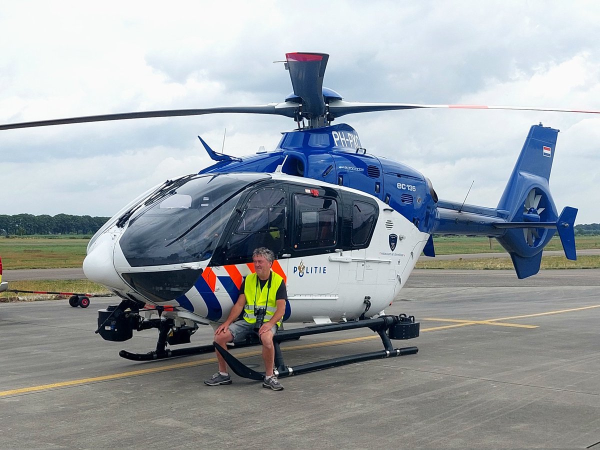 joshua_josprijs's tweet photo. De bemanning van de #police03 heeft vanmiddag getankt en een hapje gegeten bij de Takeoff op #AirportTeuge .
En hartelijk dank , voor de mooie foto !! 
@DePolitieheli https://t.co/p2Tae1c1sH