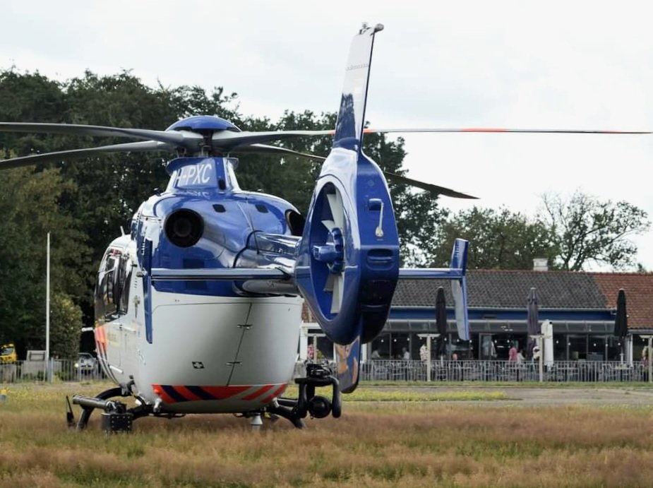 joshua_josprijs's tweet photo. De bemanning van de #police03 heeft vanmiddag getankt en een hapje gegeten bij de Takeoff op #AirportTeuge .
En hartelijk dank , voor de mooie foto !! 
@DePolitieheli https://t.co/p2Tae1c1sH