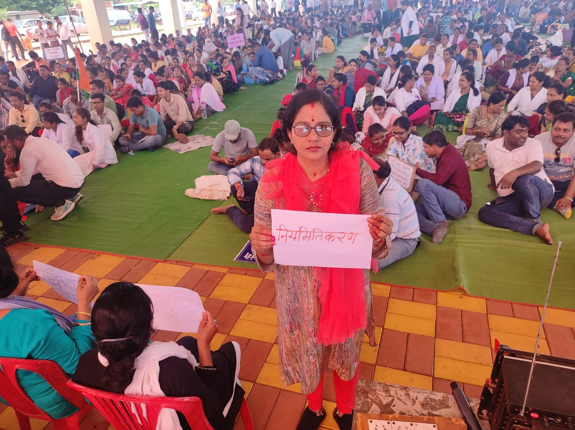 cgsvskm's tweet photo. नारी शक्ति ने रक्तदान कर कांग्रेस के आला नेताओ को लिखा नियमितीकरण हेतु पत्र

चुनावी घोषणा पत्र मे किए वादे(संविदा कर्मियो के नियमितीकरण) को याद दिलाने खून से लिखा पत्र

न अन्न-न जल
कब होगा नियमितीकरण का हल?

#संविदाकर्मियो_का_आमरण_अनशन
#नहीं_चाहिए_संविदा
#संविदा_मुक्त_छत्तीसगढ़ https://t.co/3RTW0uBdeT
