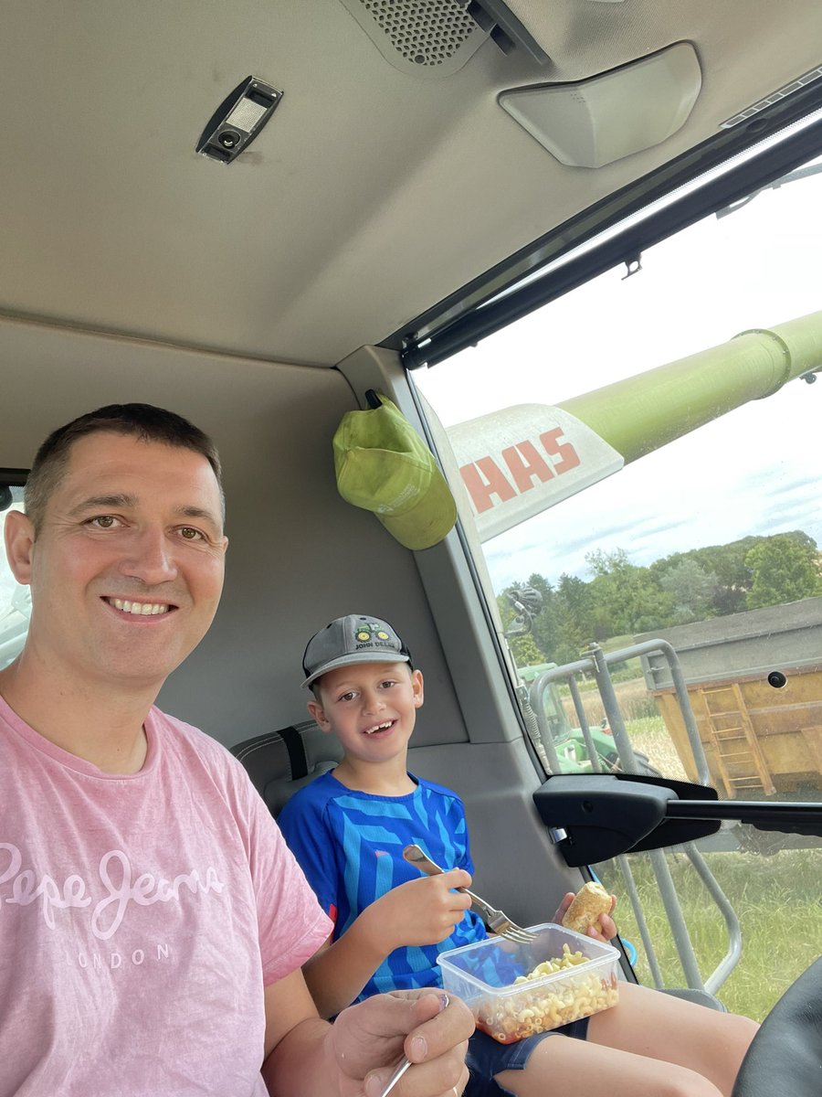 BenoitWatrin's tweet image. La moisson se termine déjà et dernier repas dans la moissonneuse avec Anatole.😊🥰
Bon week-end à tous 
#agripapa