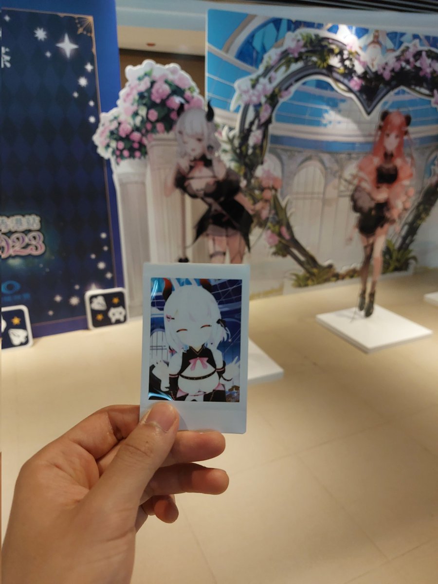 ClementTse4's tweet photo. 今日嘅show真係正，���如太興奮，艾到聲沙，同埋因為揾唔到賣goods個位，所以被人搶哂壼壼壼
#如月病
#VF港V出沒 https://t.co/BkJbXyA9i6