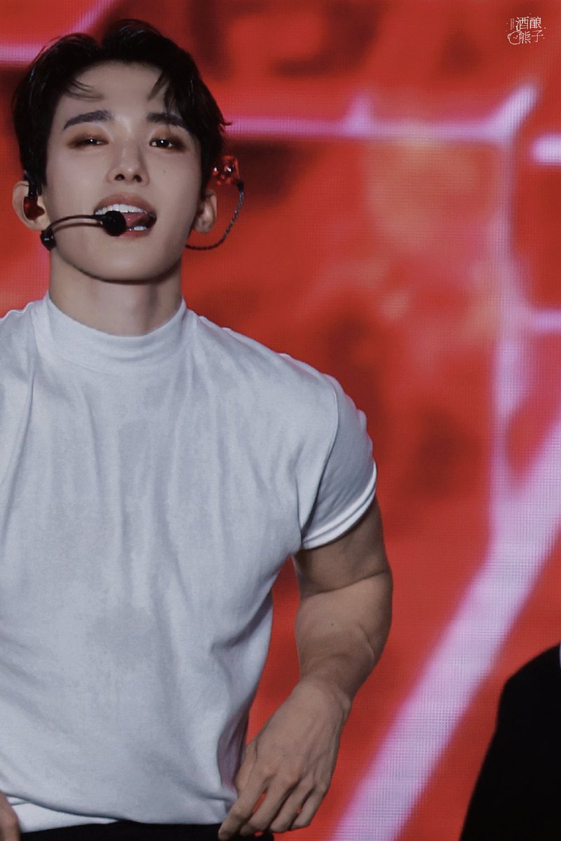 qtdkyeoms's tweet photo. HOW CAN SOMEONE BE SO DANGEROUS IN SHORTSLEEVED TURTLENECKS https://t.co/GTJw0H5ue1