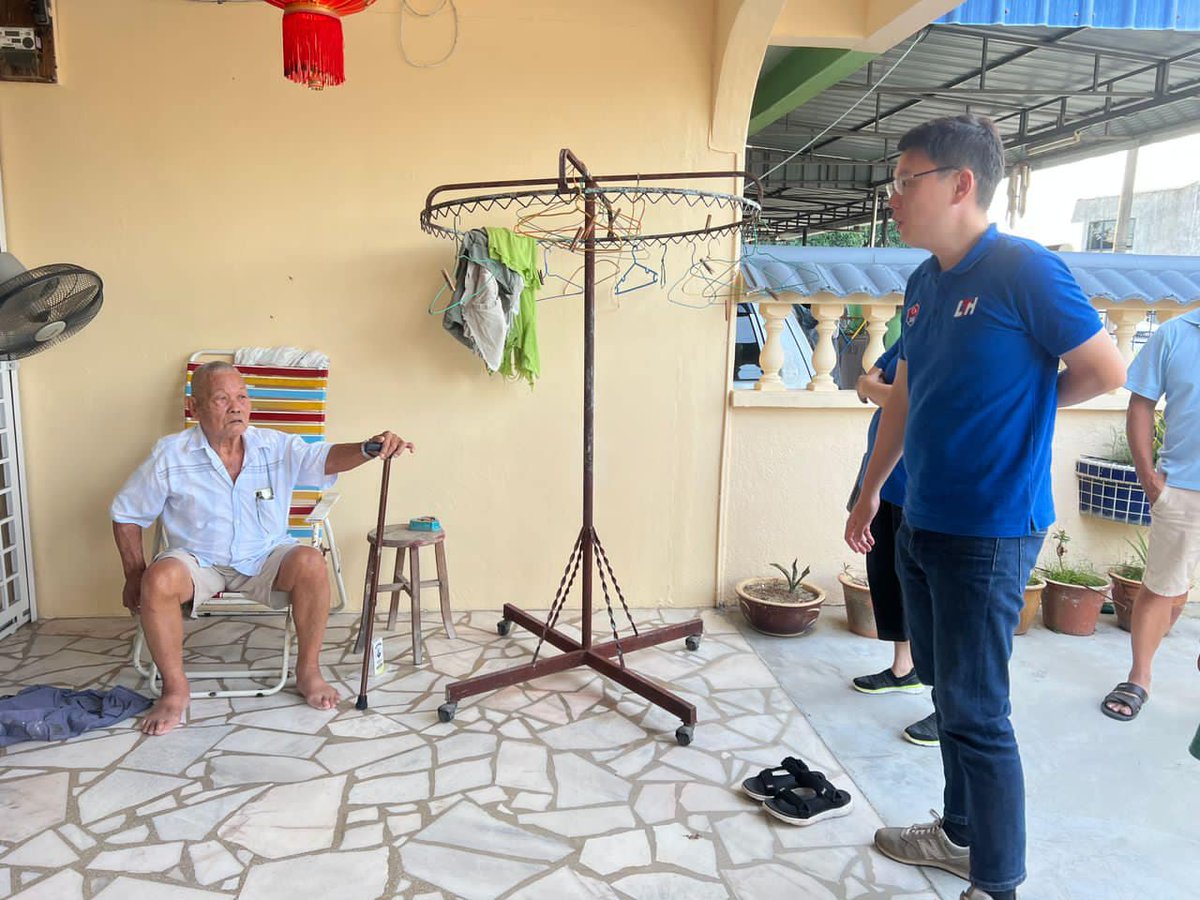 MCAHQ's tweet photo. Betapa sibuk YB Lee Ting Han dalam tugasnya selaku seorang Exco negeri Johor, tanggungjawabnya kepada penduduk #Paloh tidak pernah dilupakan.
Semoga bantuan yang disalurkan dapat memberikan sedikit kelapangan dalam kehidupan warga DUN Paloh yang sedang menghadapi cabaran. https://t.co/7MX9cxgtxs