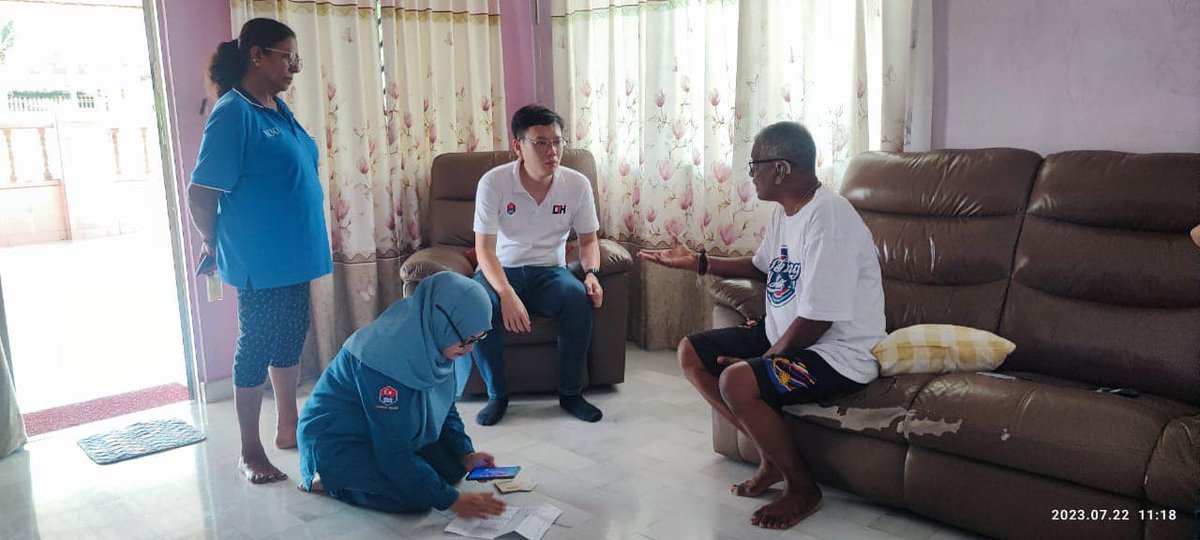 MCAHQ's tweet photo. Betapa sibuk YB Lee Ting Han dalam tugasnya selaku seorang Exco negeri Johor, tanggungjawabnya kepada penduduk #Paloh tidak pernah dilupakan.
Semoga bantuan yang disalurkan dapat memberikan sedikit kelapangan dalam kehidupan warga DUN Paloh yang sedang menghadapi cabaran. https://t.co/7MX9cxgtxs