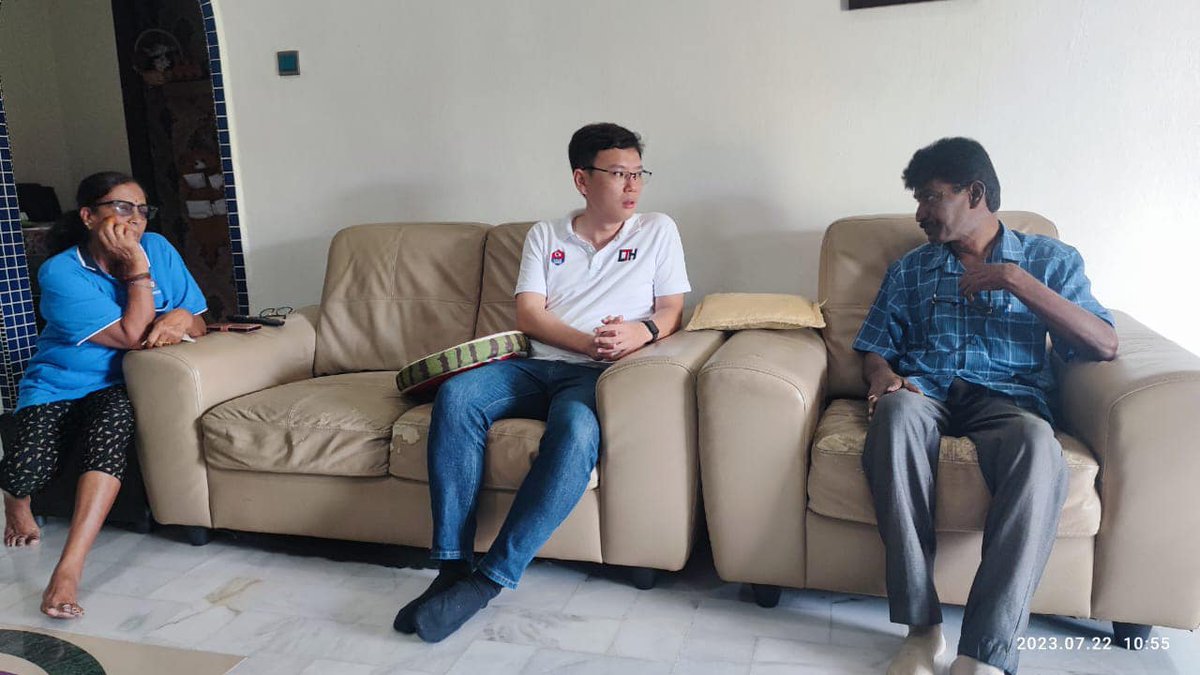 MCAHQ's tweet photo. Betapa sibuk YB Lee Ting Han dalam tugasnya selaku seorang Exco negeri Johor, tanggungjawabnya kepada penduduk #Paloh tidak pernah dilupakan.
Semoga bantuan yang disalurkan dapat memberikan sedikit kelapangan dalam kehidupan warga DUN Paloh yang sedang menghadapi cabaran. https://t.co/7MX9cxgtxs
