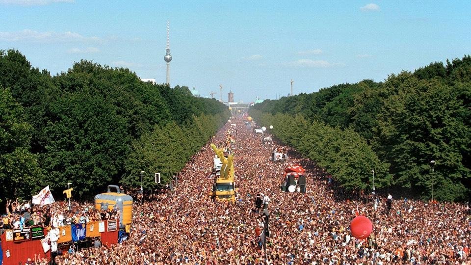 Im Juli '99 tanzte ich mit anderthalb Millionen glücklichen Menschen in Berlins Straßen auf der Love Parade. 
Niemand musste uns Liebe und Toleranz von oben verordnen!
Wie befremdlich, peinlich und unangenehm, hätte sich die Politik da eingeklinkt und das für sich okkupiert.