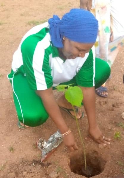 LSaloucou's tweet photo. Bravo aux Jeunes Champions #SRPF du Projet #MIHR de Diébougou, au #BurkinaFaso, qui ont initié un reboisement dans les formations sanitaires pour renforcer la collaboration avec les autorités sanitaires locales. Chaque jeune a apporté son plant et s'est engagé à l'entretenir. https://t.co/IqRioPK1aj