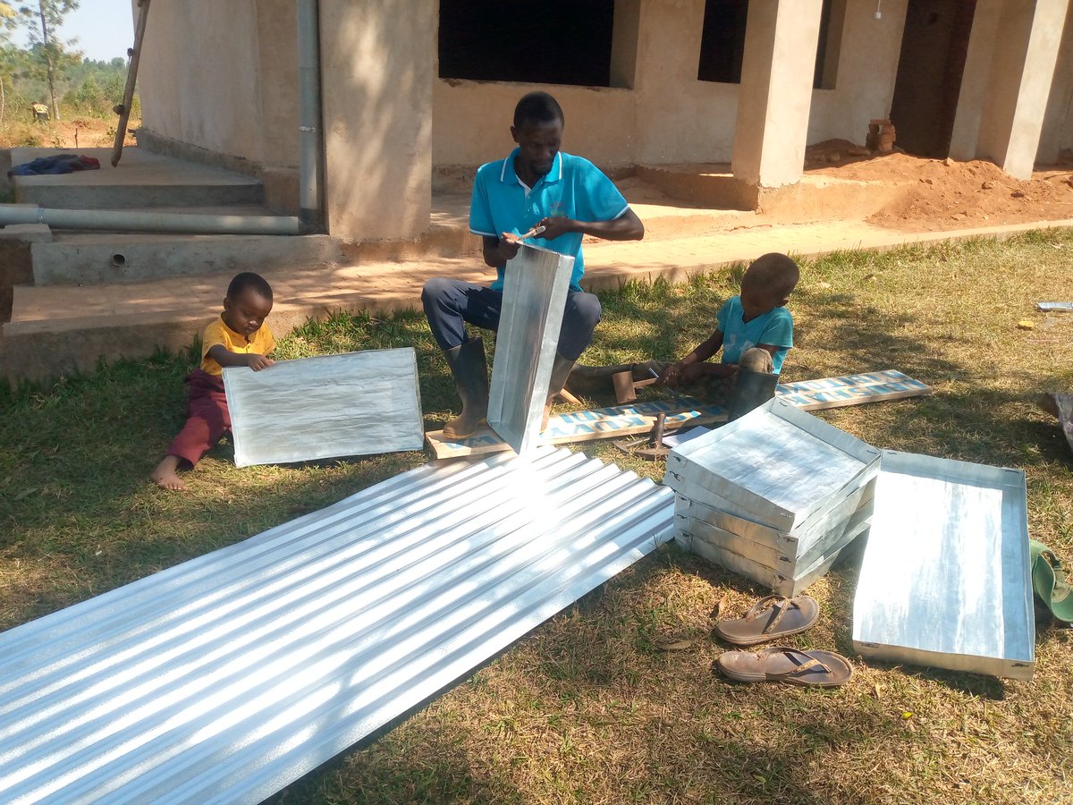 WilbertDusabe's tweet photo. Des plateaux utilisés en fourrage hydroponique fabriqués à la ferme et par les techniciens de la ferme https://t.co/DG3c2er9xW