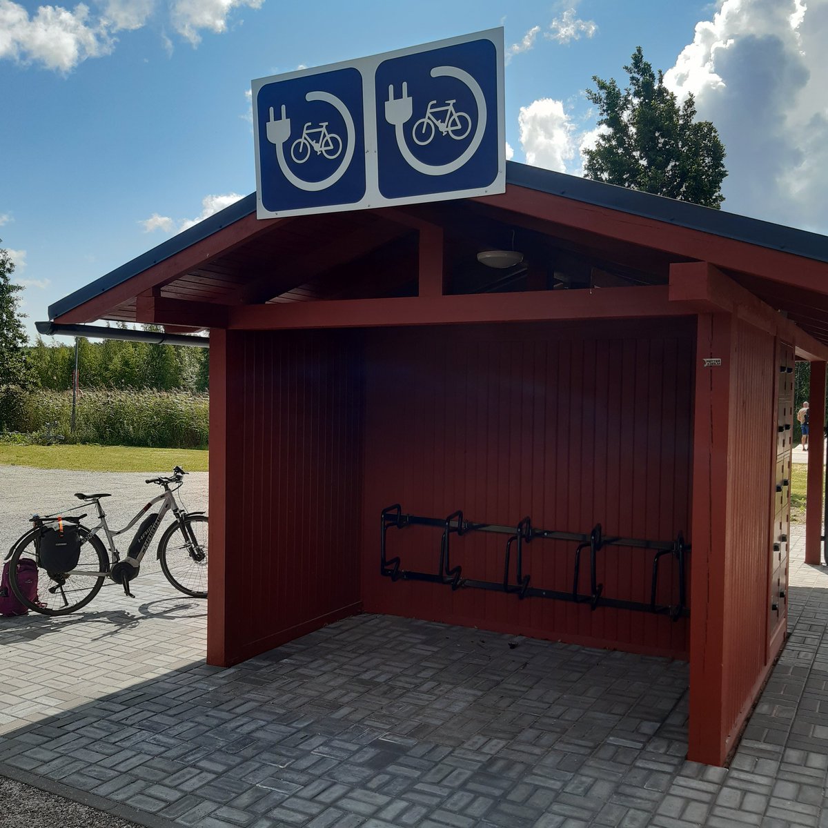 Rengastien palvelut alkavat jo olla kiitettävällä tasolla. Nauvossa voi ladata sähköpyörän akut täyteen lukitussa lokerossa. #pyöräily #pyöräilytwitter #Nauvo #Parainen #saaristonrengastie.