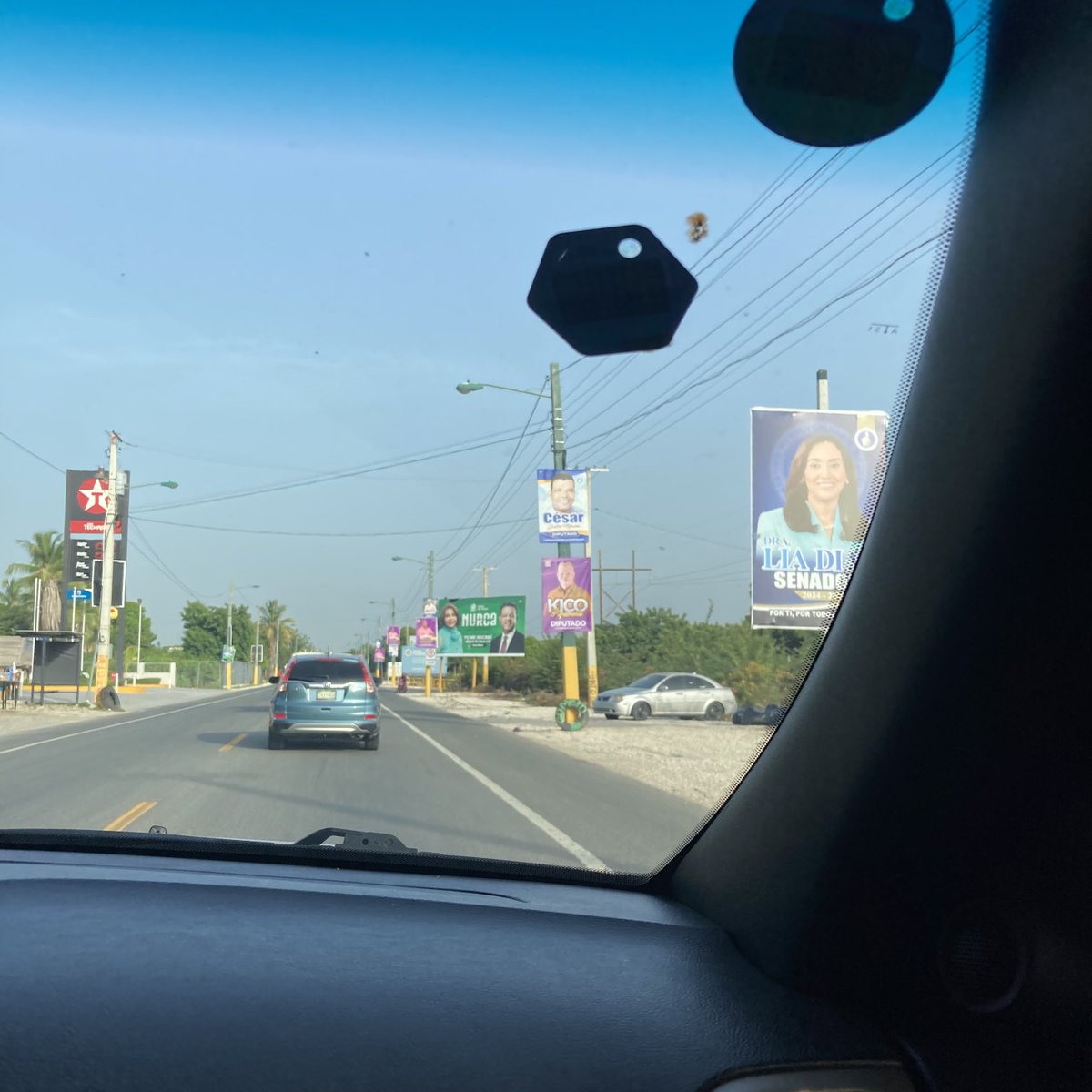 La carretera del sur es una sola valla publicitaria de una campaña que aun no inicia…..