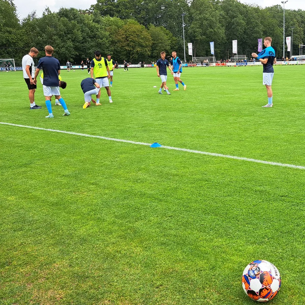 DeGraafschap's tweet photo. Sportpark Zuid, Aalten 📍
We beginnen met de volgende elf spelers tegen 1. FC Bocholt: Bakker; Fortes, Hardeman, Schenk, Hillen; Warmerdam, Yadir, A. Büttner; Önal, Haen en Van Gilst.
#GRAfcb 🔵⚪ https://t.co/d353jpnJkP