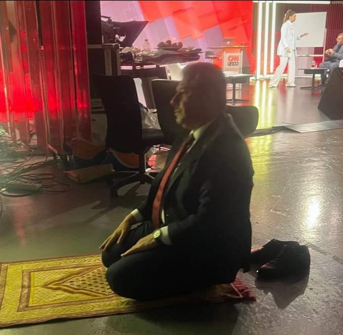 Ayaklı yalan makinası..
İşi gücü Ekrem İmamoğlu'na iftira atıp kara çalmak..

Namaz kılıyormuş gibi çek panpa.