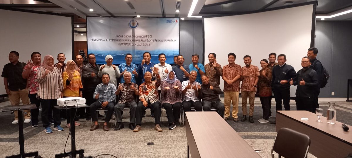 Keg. ini diikuti oleh perwakilan dari Pusat Riset Perikanan <a href="/brin_indonesia/">BRIN Indonesia</a>, perwakilan <a href="/ipbofficial/">IPB</a> <a href="/UndipSemarang/">UNDIP Semarang</a>, STP Jakarta, <a href="/hasanuddin_univ/">Universitas Hasanuddin</a> , Pejabat Fungsional Utama Lingkup Dit. KAPI, Biro Hukum Setjen <a href="/kkpgoid/">KKP RI</a>, Bagian Hukum <a href="/djpt_kkp/">Direktorat Jenderal Perikanan Tangkap</a>, dan <a href="/bbpi_smg/">BBPI Semarang</a>.
#DJPTBersinergi