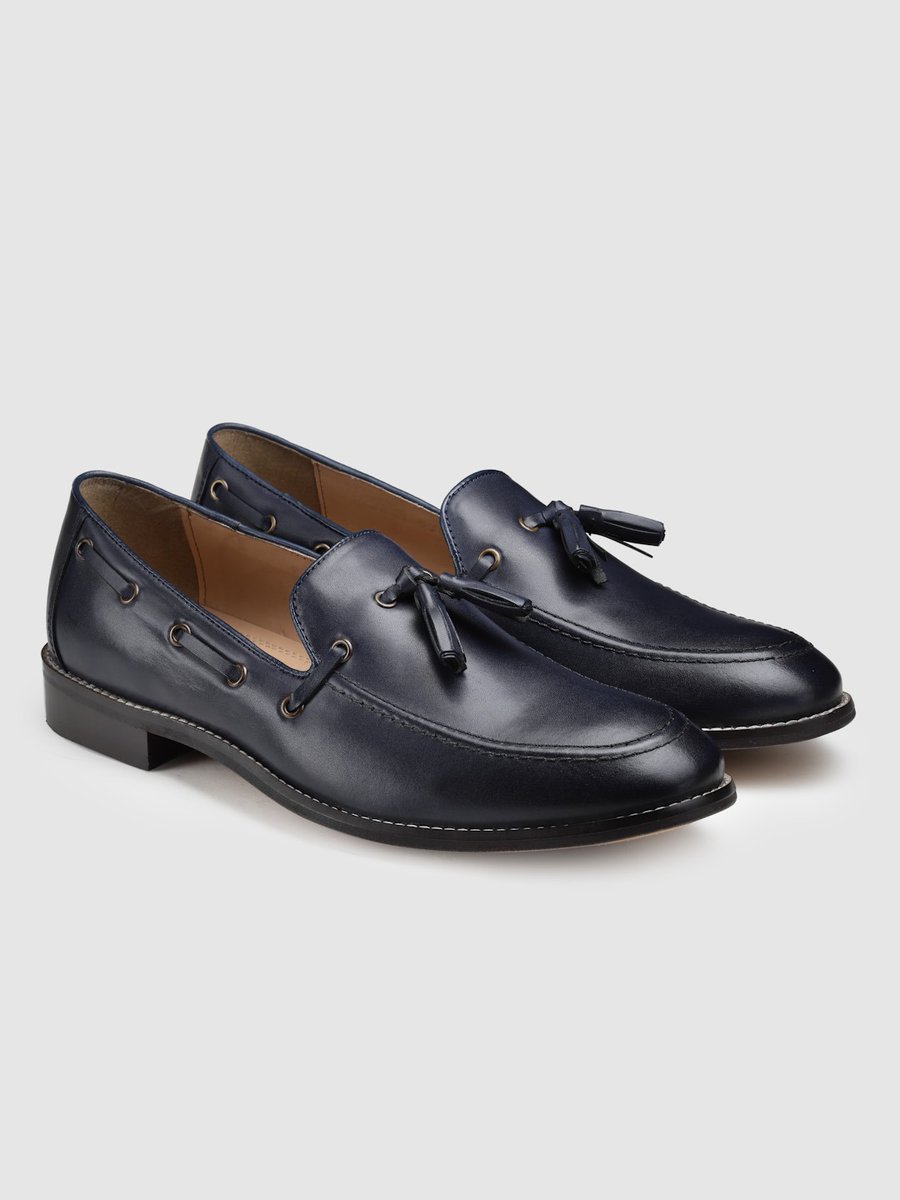 Hatsoff_Acc's tweet photo. Diving into a sea of style with these Navy Tassel Loafers! 💙 A perfect blend of classic charm and contemporary flair, they add a touch of elegance to every step.
Embrace the allure of navy elegance and sail towards compliments aplenty! ⚓ 
#EleganceInEveryStep #ClassicCharm https://t.co/yG2icdibfM