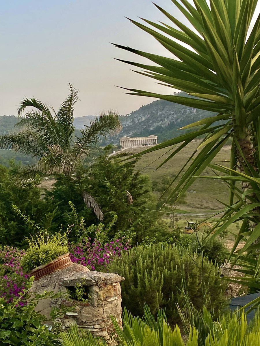 licausilvana's tweet image. #Segesta , l&apos;antica rivale #elima di #Selinunte , si presenta ancora oggi come un vero e proprio labirinto di rovine. Secondo un&apos;antica #leggenda, il nome di Segesta deriva dalla ninfa Egesta che aveva ospitato Enea durante uno dei suoi viaggi.
#Segesta #tempiodorico 🏛️ #Trapani