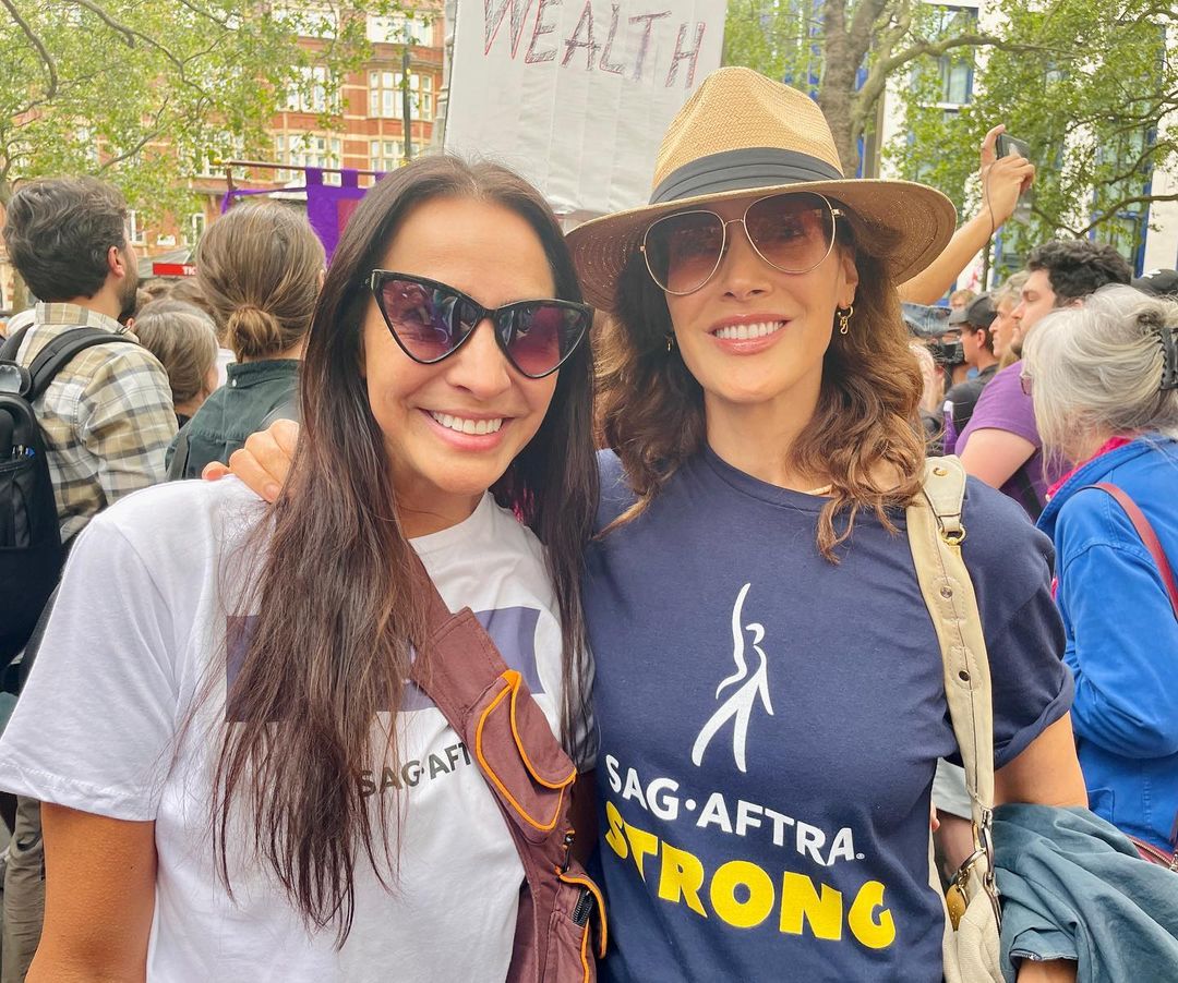 sasha_stana's tweet photo. #Repost #thejenniferbeals 
——
From yesterday’s electrifying @equityuk rally. We at @SAGAFTRA are on strike so that all members can make a livable wage, and work with dignity and respect under a FAIR 
#JenniferBealsallWeek https://t.co/qkwK6MkamE