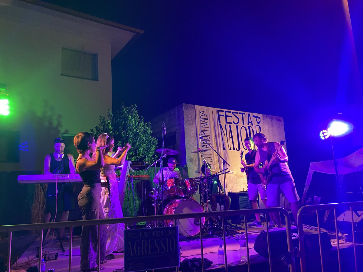 AteneuBegues's tweet photo. Lo d’ahir va ser molt fort💫 Primera nit de Festa Major Popular, inaugurada!!! Gràcies mil gràcies, us esperem de nou avui durant tota la tarda a la Plaça del Raval🚀 https://t.co/GDfoYRUJtN