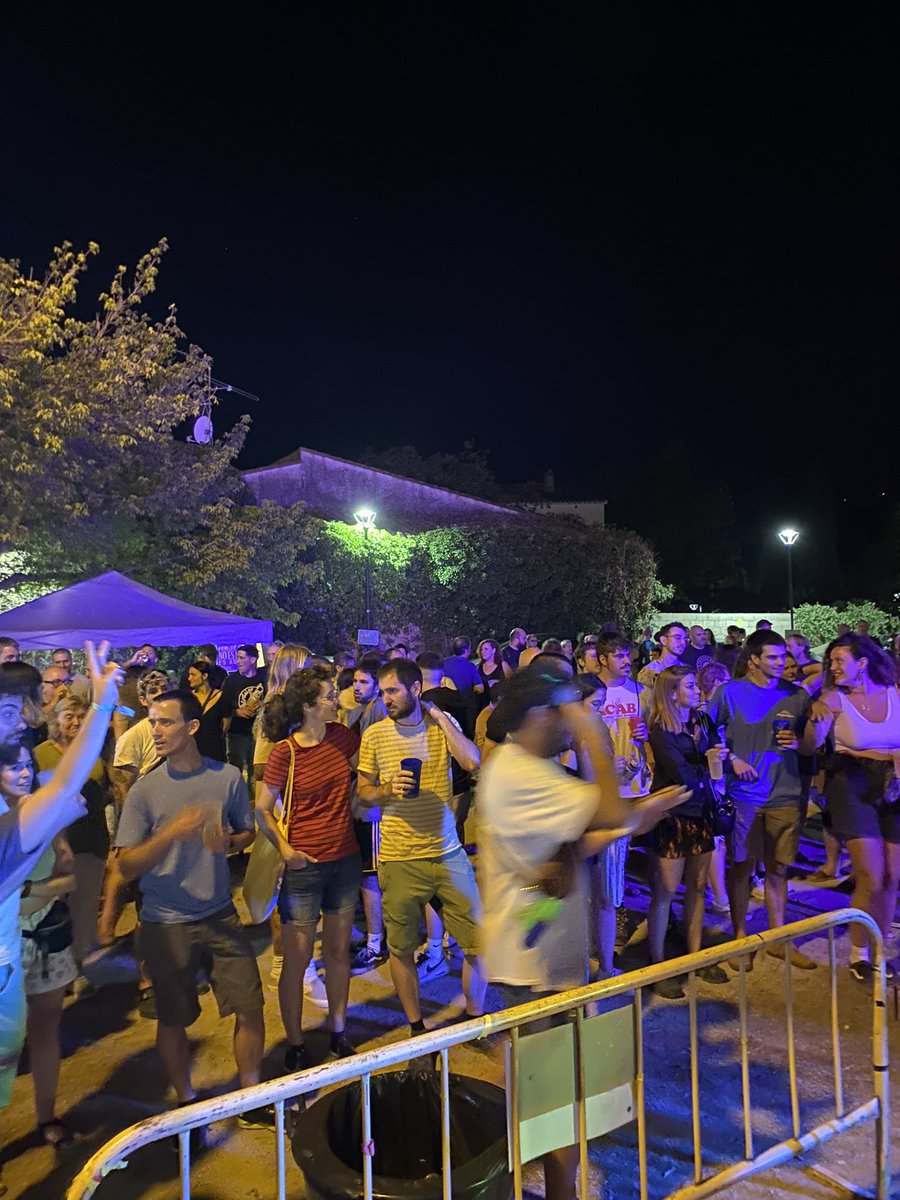 AteneuBegues's tweet photo. Lo d’ahir va ser molt fort💫 Primera nit de Festa Major Popular, inaugurada!!! Gràcies mil gràcies, us esperem de nou avui durant tota la tarda a la Plaça del Raval🚀 https://t.co/GDfoYRUJtN