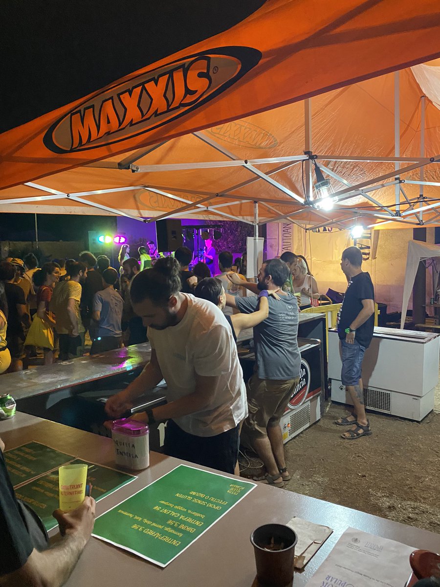 AteneuBegues's tweet photo. Lo d’ahir va ser molt fort💫 Primera nit de Festa Major Popular, inaugurada!!! Gràcies mil gràcies, us esperem de nou avui durant tota la tarda a la Plaça del Raval🚀 https://t.co/GDfoYRUJtN