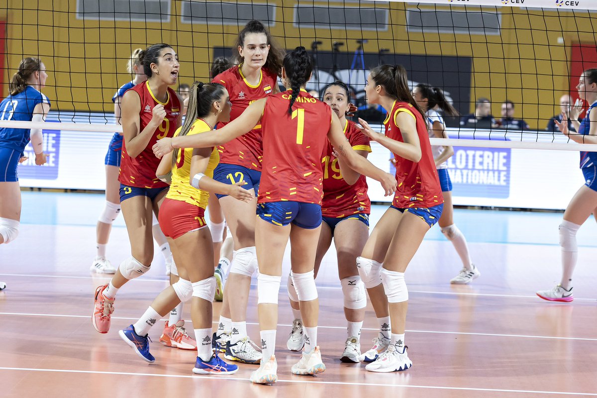 RFEVB's tweet photo. #SelecciónSub21Femenina 🇪🇸🦁Derrota por la mínima ante Eslovaquia 🇸🇰 en el debut de las #MiniLeonas en el clasificatorio para el Campeonato de Europa Sub22 🏆🇪🇺
CRÓNICA COMPLETA ➡️ https://t.co/ANpao5QljK
🔜 PRÓXIMO PARTIDO 👉🏽 Hoy (22/07) a las 20h⏰ 🆚 LUXEMBURGO 🇱🇺 https://t.co/Pm1hWQvGjl