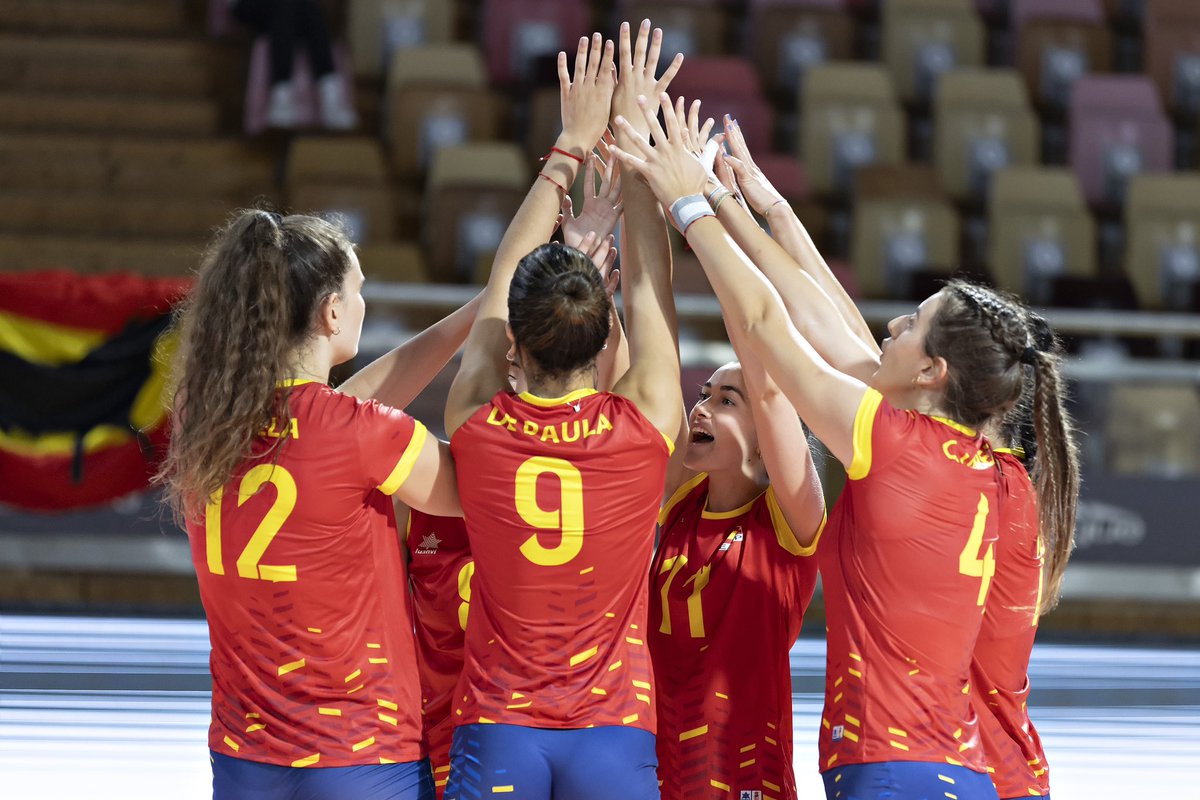 RFEVB's tweet photo. #SelecciónSub21Femenina 🇪🇸🦁Derrota por la mínima ante Eslovaquia 🇸🇰 en el debut de las #MiniLeonas en el clasificatorio para el Campeonato de Europa Sub22 🏆🇪🇺
CRÓNICA COMPLETA ➡️ https://t.co/ANpao5QljK
🔜 PRÓXIMO PARTIDO 👉🏽 Hoy (22/07) a las 20h⏰ 🆚 LUXEMBURGO 🇱🇺 https://t.co/Pm1hWQvGjl