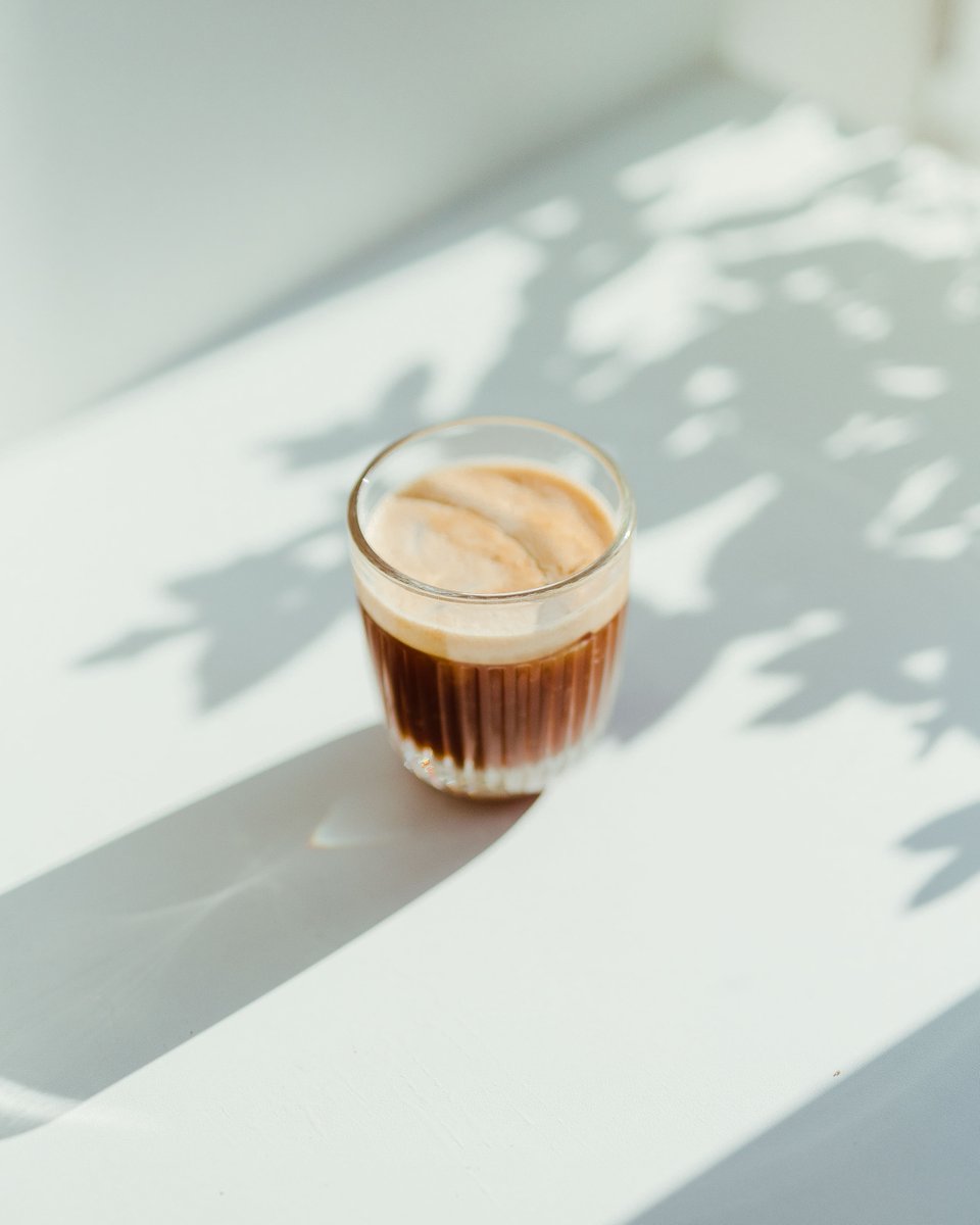 Lighten up your day with an allongé. 🔆 Different than an Americano, the espresso pour continues to fill the cup with brewed coffee, giving out a lovely nuanced flavor that an Americano just can't provide. ☕ #yesplease #allongé #longpour #espresso #thedrivecoffee