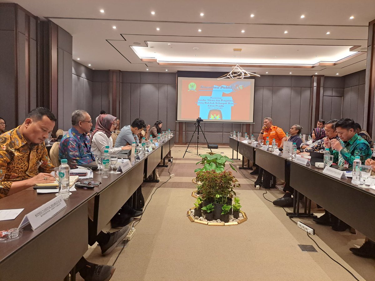 SUDRAJATDIDING's tweet photo. Memberikan Masukan Kepada @KomnasHAM Dalam Acara Diskusi Publik Terkait Draf Standar Norma &amp; Pengaturan (SNP) Tentang Hak-hak Kelompok Rentan Dalam Pemilihan Umum. https://t.co/vg6Hmds6Ze