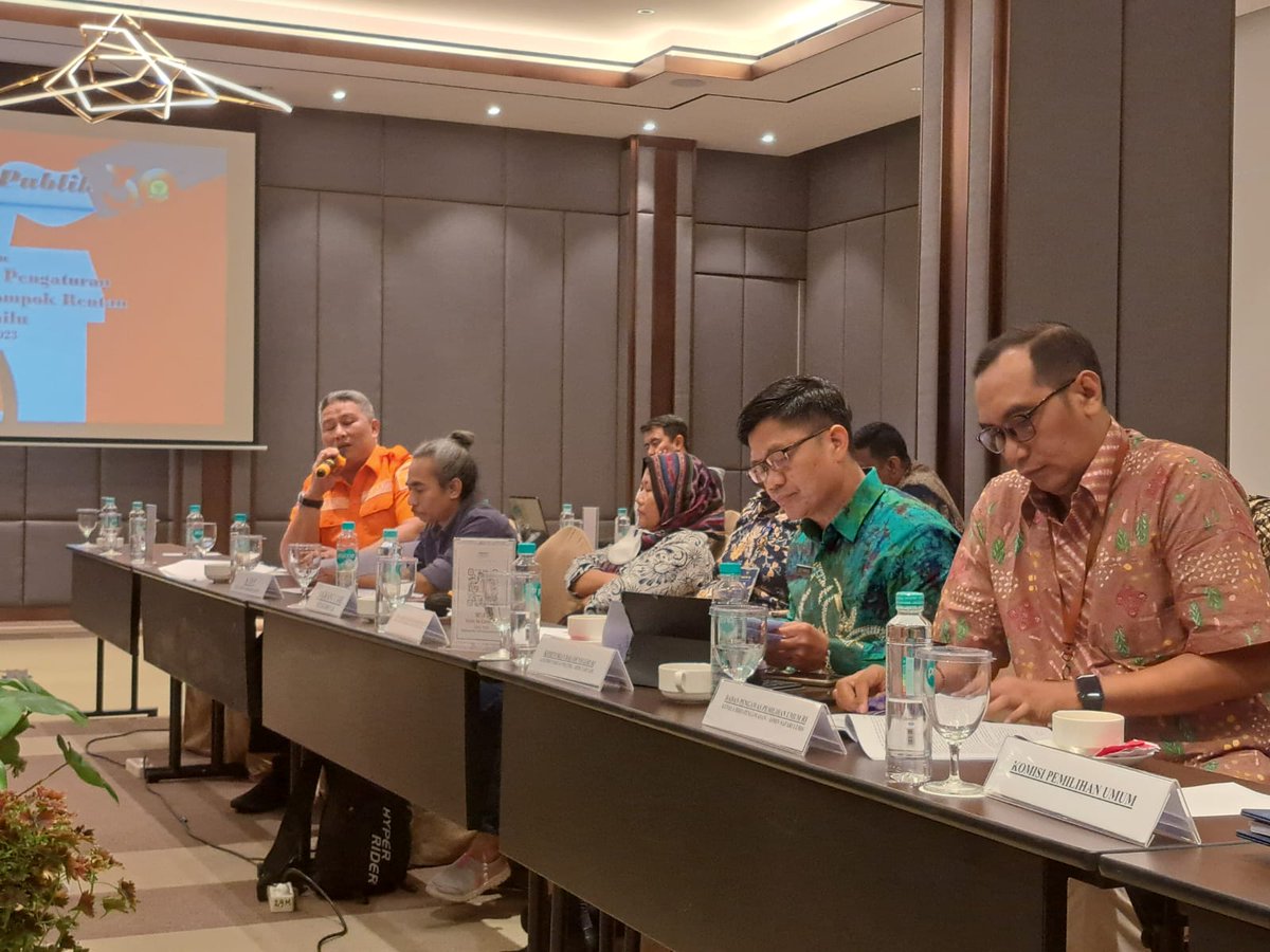 SUDRAJATDIDING's tweet photo. Memberikan Masukan Kepada @KomnasHAM Dalam Acara Diskusi Publik Terkait Draf Standar Norma &amp; Pengaturan (SNP) Tentang Hak-hak Kelompok Rentan Dalam Pemilihan Umum. https://t.co/vg6Hmds6Ze