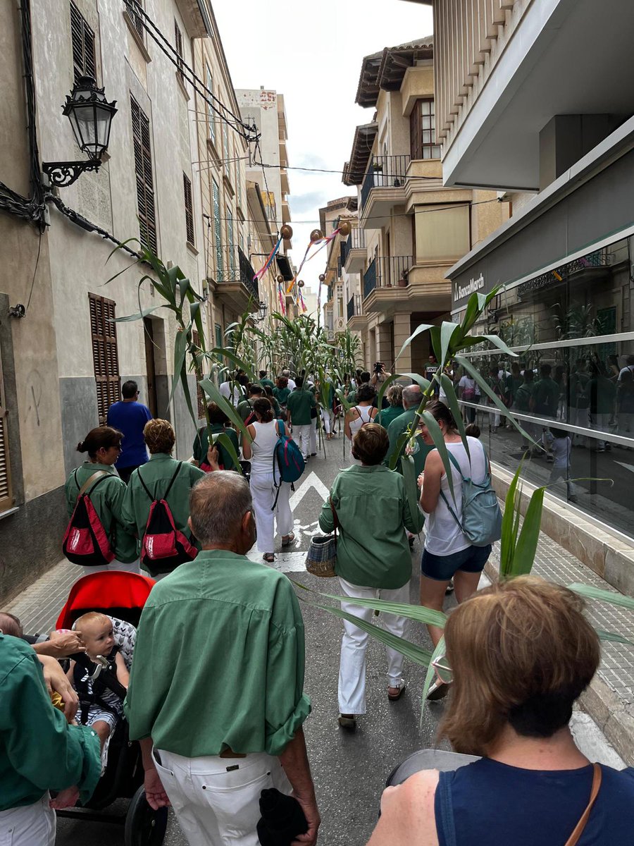 ajManacor's tweet photo. 🌿 Replec de joies, castells i corregudes des Cós ben animats i participats!

🤍 Un de matí de festa pels més petits!

🤍 Gràcies a totes i tots per fer més gran Sant Jaume! Ens veim avui vespre a la Fira Nocturna!
.
.
.
#SantJaumeManacor
#FeimPoble https://t.co/fqZJNX8VcO