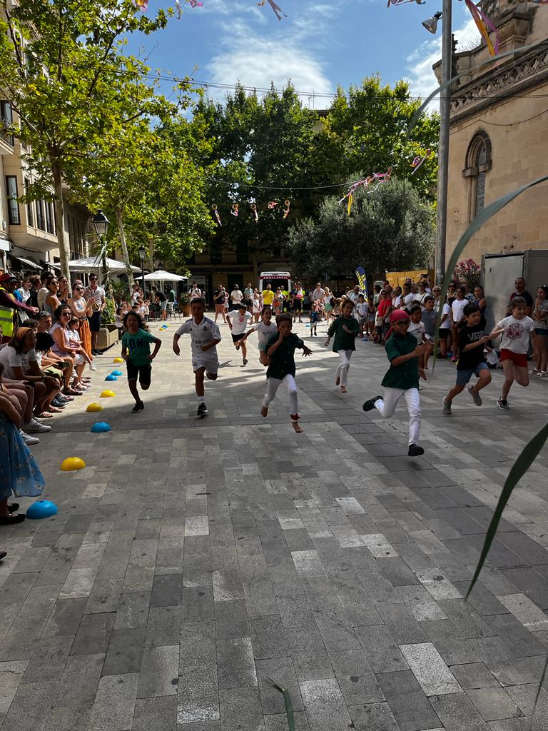 ajManacor's tweet photo. 🌿 Replec de joies, castells i corregudes des Cós ben animats i participats!

🤍 Un de matí de festa pels més petits!

🤍 Gràcies a totes i tots per fer més gran Sant Jaume! Ens veim avui vespre a la Fira Nocturna!
.
.
.
#SantJaumeManacor
#FeimPoble https://t.co/fqZJNX8VcO