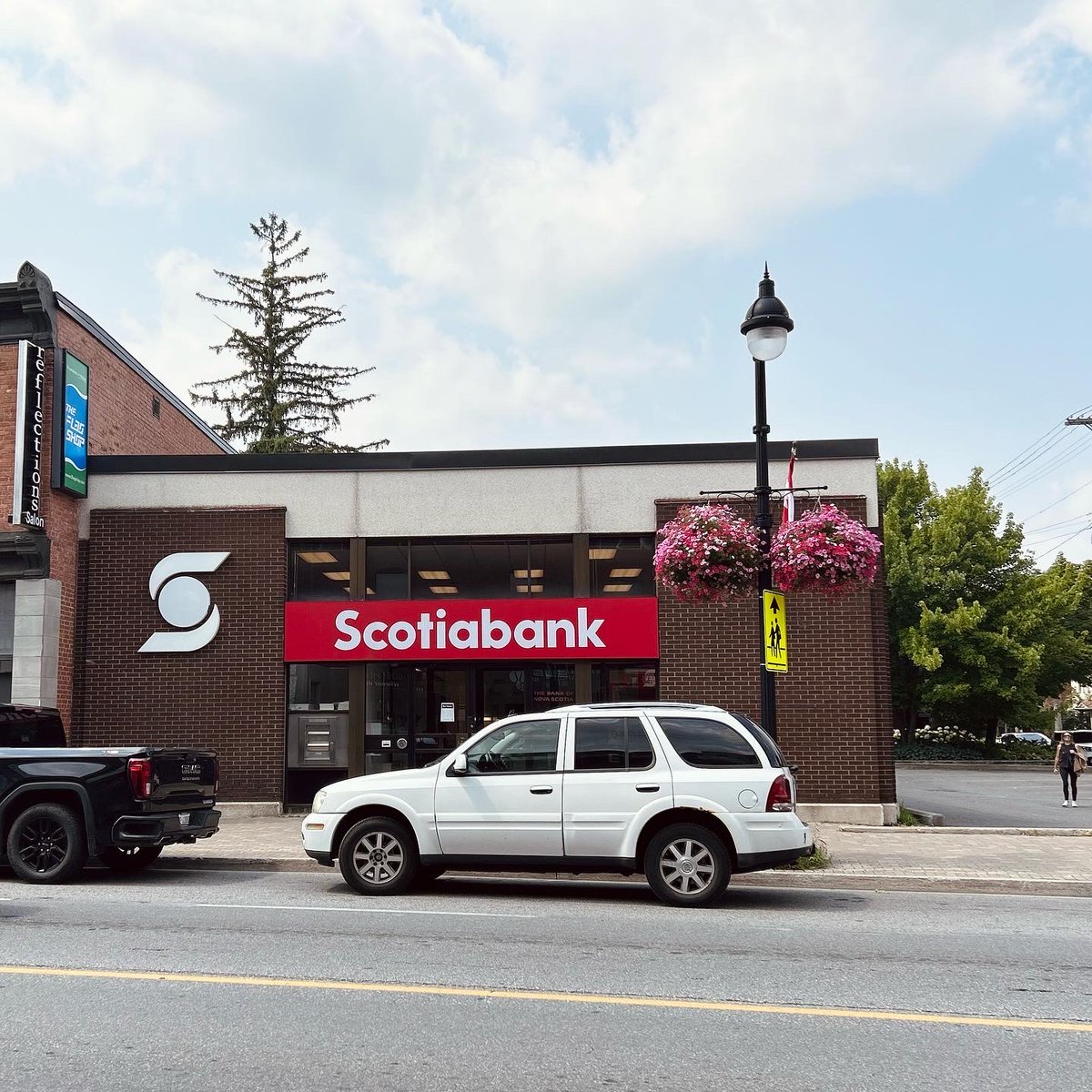 intheglebe's tweet photo. A look back in time at the Scotiabank building here in the Glebe! 🏫🕰️
#intheglebe #vintagephoto #scotiabank #myottawa https://t.co/GGlX51VJaV
