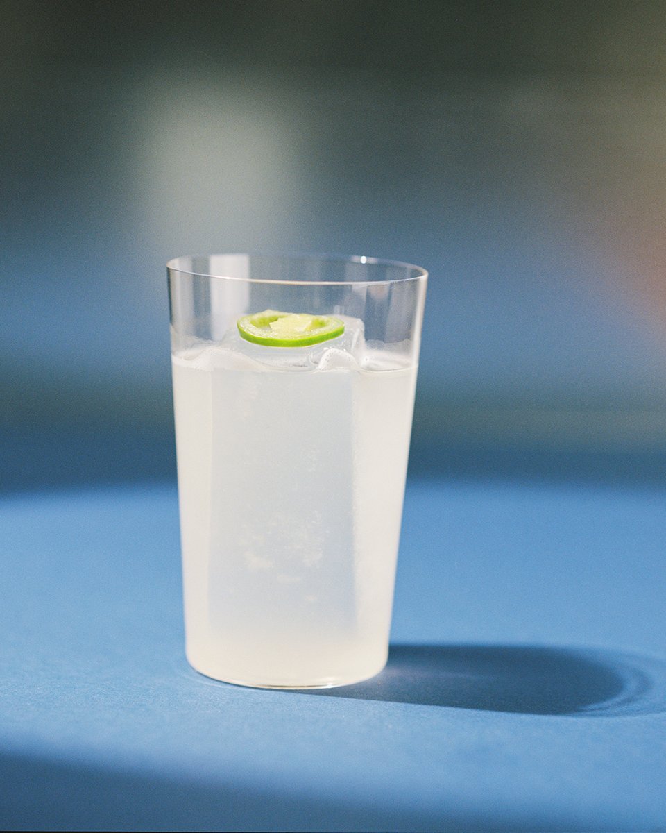 FRISKY GIMLET
A Gimlet that perfectly balances sweetness and sourness with a delicious spicy punch. 
 
INGREDIENTS
50ML FUSION.001.MOUNTAIN
30ML FRESH LIME JUICE
20ML SYRUP
1-3 slices of fresh jalapeño 

Fill a shaker with the ingredients and add your preferred amount of jalapeño