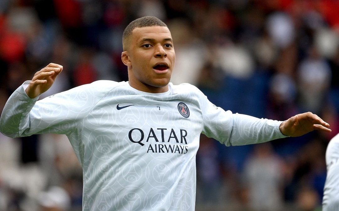 smutoro's tweet photo. Between #Arsenal and #RealMadrid - who will get the signature of Kylian Mbappe? #MbappeToArsenal? #PSG https://t.co/pn4hx3OF4i