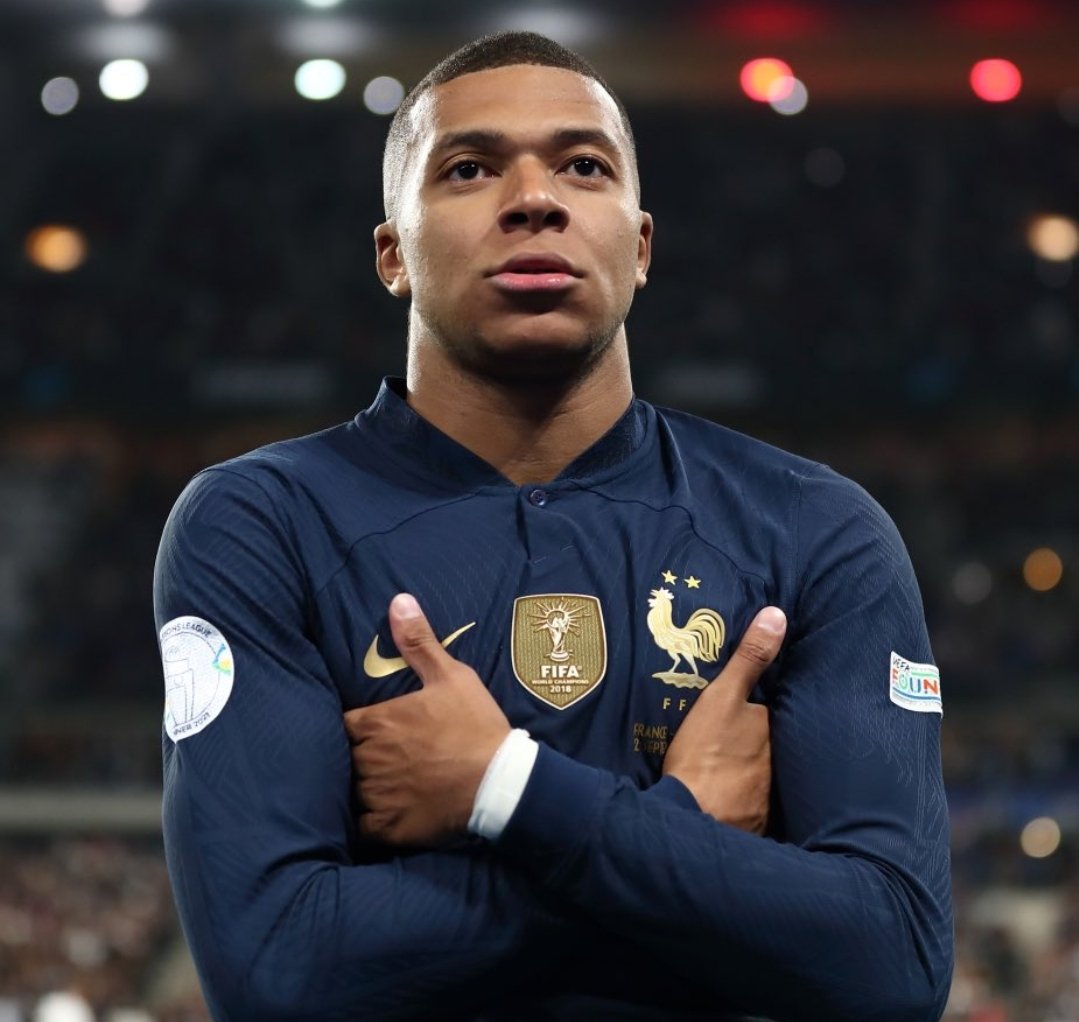 smutoro's tweet photo. Between #Arsenal and #RealMadrid - who will get the signature of Kylian Mbappe? #MbappeToArsenal? #PSG https://t.co/pn4hx3OF4i