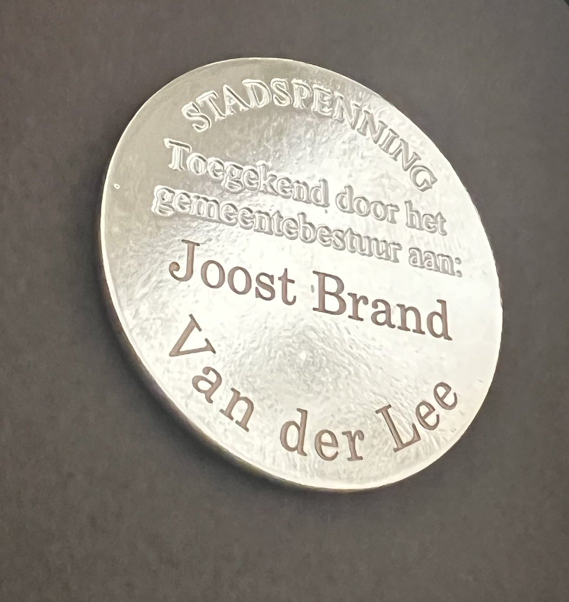 drsDannydeVries's tweet photo. Hoveniersbedrijf Brand bestaat 90 jaar! Eigenaar Joost Brand heeft voor zijn werk en zijn jarenlange inzet als bestuurslid, vrijwilliger of sponsor van allerlei verenigingen &amp; evenementen, de officiële Van der Lee #Stadspenning #Oudewater ontvangen! @GemOudewater Gefeliciteerd! https://t.co/pcvKknXriS